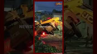 பள்ளத்தில் சிக்கிய மினி லாரி.. JCB மூலம் மீட்கும் காட்சிகள் | Mini lorry stuck