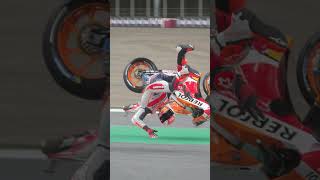 Marquez seruduk pembalap sampai terpental😱😱