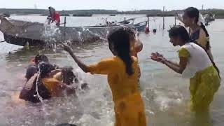 Ganga bathing in family ||Ganga snan #Bathing Moj 😁 #Gangasnan #Gangabath #Holybathganga #Viralvideo