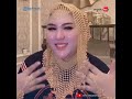 bikin heboh lagi mira hayati kini pamer pakai jilbab emas disebut mirip cleopatra