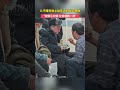 儿子蹲在地上给年迈的父亲喂饭，“就像小时候 父亲喂我一样” 老父亲 感人一幕 暖心 孝道