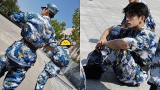 2019-08-25 穿迷彩服席地而坐 易烊千璽中戲軍訓好帥氣