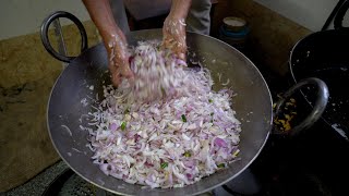 80 Year Old Eatery Serves Best Kanda Bhaji (Onion Fritters} in Kolhapur || Street Food India