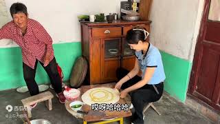 为了这个城里姑娘，70多岁老爷子把屋顶刷红色，油饼卷烧肉犒劳他