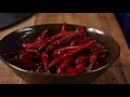 chilli peppers 摘回地裡最後一點朝天椒，串成辣椒串，再做盆水煮滑肉！【余小鄉】