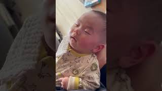 抱っこ中に寝ちゃった生後3ヶ月の赤ちゃん👶/A 3-month-old baby who fell asleep in his arms #shorts