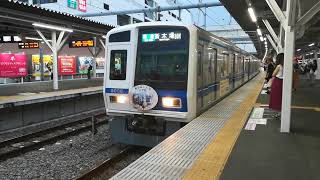 西武6050系6156編成(東京富士大学ラッピング)所沢駅発車シーン