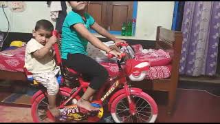 Liku ତା Ishu ଦିଦି cycle ପଛରେ କେତେ ମଜାରେ ବସିଛି।