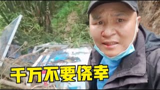 骑三轮房车连人带车翻进了沟里，从死神手里捡了条命，想想都后怕