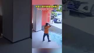 【China|中国】ながらスマホでガラスに激突／Crashing into glass while on the phone