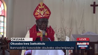 Agataliikonfuufu: Okusaba kwa ssekukkulu. Ssaabasumba lwanga ayambalidde abaamukolokose.