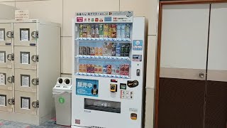 イオンの飲料自販機にてモバイルICOCAで飲料水購入（カメラ目線）Part1