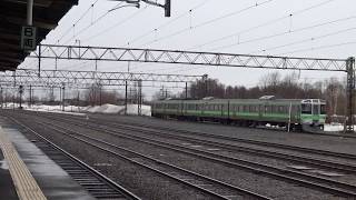 たくさんの函館本線721系が停車している早朝の滝川駅構内の風景