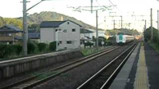 夕方の駅を通過するスーパーくろしお21号／紀伊内原にて