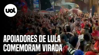Virada de Lula na apuração tem gritos e cerveja para o ar na Paulista