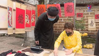 Foreigners enjoying Tet first-hand in Hanoi