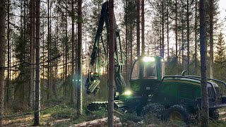 Metsäkoulun oppilaille ajamista tekemässä - John Deere 1170G h413 -