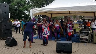 'Two Padi Follow One Girl' performed by Dromo Naa Band at the 2022 Back To Your Village Food Bazaar