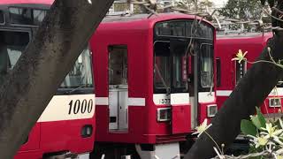 京急線金沢八景駅手前の車庫車止めに停車中の、先頭車両前面の避難誘導用の扉が開かれている1500形1577編成の電車！