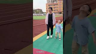 学校要开家长会，儿子问老师：叔叔来行吗？老师说：行！儿子就带着两岁的小叔子去了，老师连续给我们打了几十个电话，说叔叔哭着要回家，叫我们去接回家！#家庭#生活#情感#劇情#shorts