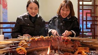 Today, Qiu Mei and her sister ate barbecue on the brazier and circled around