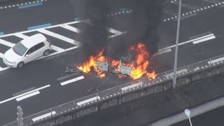 横浜新道でワゴン車炎上 壁に衝突、けが人なし