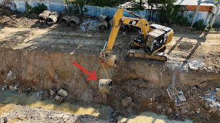 EP34 - Excavator Caterpillar CAT 320E Remove pipe from a Channel #excavator