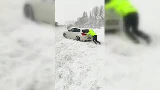 BURDUR   Trafik polisi kara saplanan otomobili iterek çıkardı