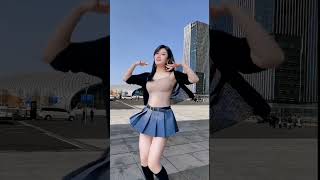 dance girl中午阳光明媚，在公司楼下跳舞，微风吹拂，你会心疼我吗？