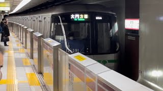 【都営大江戸線初の4号車女性専用車両設定運行開始初日一番列車。】都営12-000形12-391編成（表示器更新・前照灯更新車）が都庁前駅1番線に到着停車するシーン（705A）2023.1.18