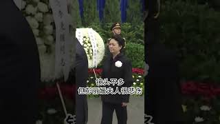 在李克强总理遗体告别悼念中，可以看到彭丽媛夫人极度悲伤。