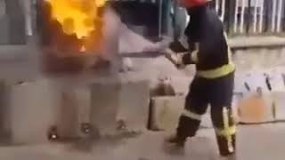 Coke can put out fires.知道吗？可乐可以灭火哦！