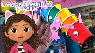 ¡Hagamos dispensadores de vasos de papel con los colores del arcoiris! | LA CASA DE MUÑECAS DE GABBY