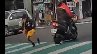 【車禍影片】 被撞完後，小弟弟走路一拐一拐的（2023.03.03 彰化縣彰化市三民路