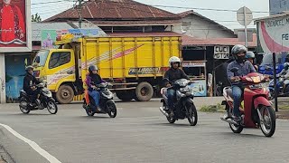 mobil truck  colt diesel warna kuning lewat simpang tanjung hulu