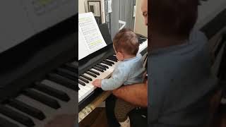 Малыш играет на пианино