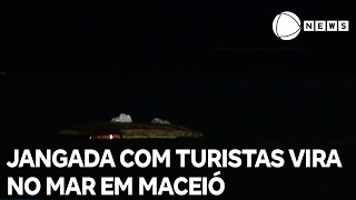 Jangada vira no mar e turistas são resgatados em Maceió