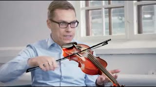 Alexander Stubb soittaa viulua