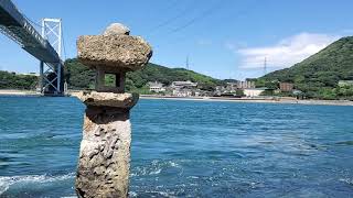 関門橋の袂にある和布刈神社で、海の中に立つ灯篭越しに関門海峡を眺める！