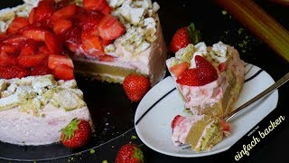 Erdbeeren Rhabarber Torte mit Pistazien Knusperboden