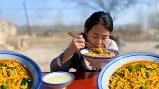 【农家的小勇】老公收拾菜园，小勇做特色面食“擦面条”，端着大碗吃，太过瘾了