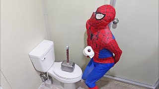 蜘蛛侠肚子窜稀，千辛万苦找到厕所，马桶盖上却压了一把雷神之锤