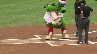 MIA@PHI: Phanatic uses a young kid as a broom at home