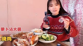 东北女酒蒙子：一盘烧鸡，萝卜沾大酱，大早晨也得喝点，真猛