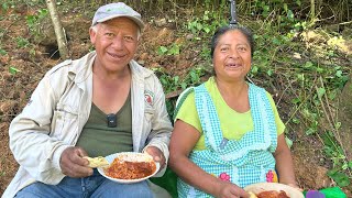 Le llevo de comer a mi espso al trabajo adobo de pollo y tortillas recién hechas como a el le gusta