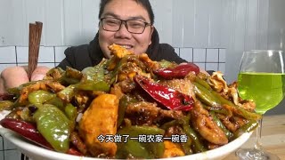 5个鸡蛋，8两肉，加上青椒和线椒，做农家一碗香，超下饭