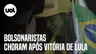 Eleitores de Bolsonaro choram após anúncio de vitória de Lula