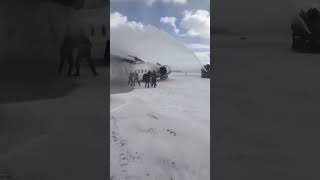 多伦多机场飞机被大风吹翻Strong winds overturn plane at Toronto airport