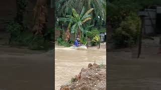 klx nekat lewat banjir