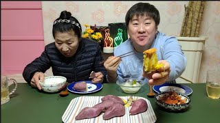 ☆밤고구마가 꿀이뚝뚝떨어지네! 와~ 고구마가 원래이렇게 맛있었나? 물김치하고 김치올려서 같이먹으닌까~ 와 이맛먼데~!!